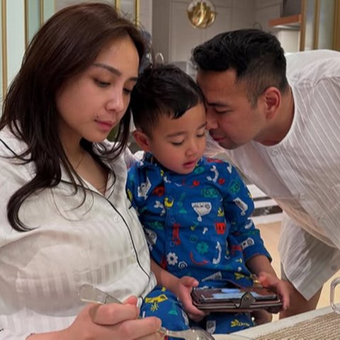 Potret Rayyanza Anteng Main Hp Pas Ikut Sahur Bareng Raffi & Nagita, Wajah Nagita Justru Buat Netizen Salfok