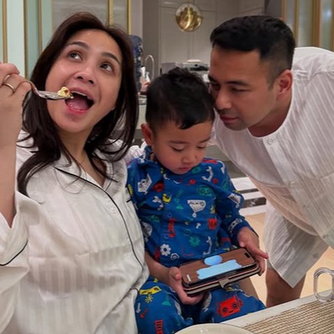 Potret Rayyanza Anteng Main Hp Pas Ikut Sahur Bareng Raffi & Nagita, Wajah Nagita Justru Buat Netizen Salfok