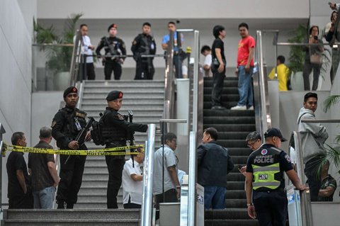 Puluhan polisi diterjunkan untuk memperketat penjagaan Bandara Internasional Ninoy Aquino, Pasay, Metro Manila, saat penangkapan Duterte.