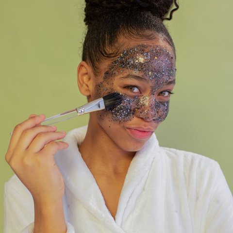 Ilustrasi Orang Memakai Masker