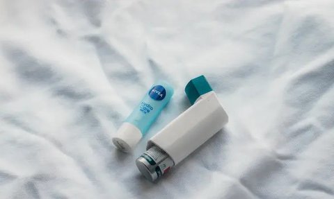 Simak cara-cara penggunaan inhaler yang tepat berikut ini! (unsplash.com/Sahej Brar)