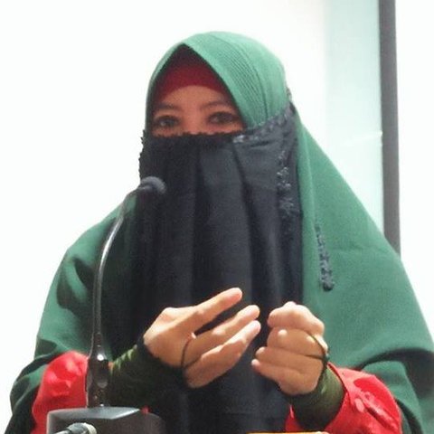 Sosok Peggy kembali menjadi sorotan usai memutuskan untuk berhijrah dengan penampilannya yang serba tertutup.