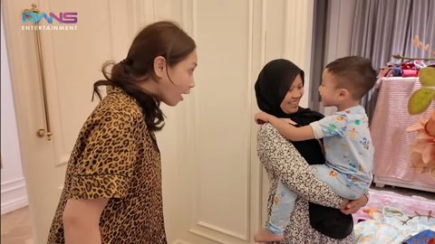 Potret Pertemuan Perdana Rayyanza Bersama Sus Rini yang Baru Pulang Umrah, Langsung Peluk & Minta Tidur Bareng