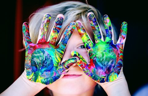 Gejala paling terlihat adalah ketika sang anak tidak dapat mengidentifikasi warna yagn beragam. (Foto: Pexels/Alexander Grey)