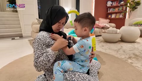 Potret Pertemuan Perdana Rayyanza Bersama Sus Rini yang Baru Pulang Umrah, Langsung Peluk & Minta Tidur Bareng