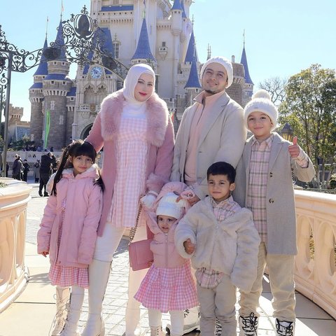 Gaya OOTD Tasyi Athasyia di Tokyo Kembaran dengan Suami dan Anaknya