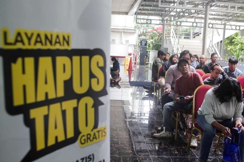 Petugas menggunakan laser untuk menghapus tato seorang pria selama yang mengikuti Layanan Hapus Tato Gratis di Balai Kota DKI Jakarta, Senin (10/3/2025).
