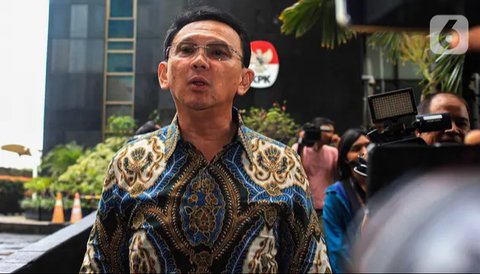 Tiba di gedung KPK sekitar pukul 11.20 WIB, Basuki Tjahaja Purnama atau Ahok membenarkan bahwa dirinya dipanggil penyidik KPK sebagai saksi untuk kasus dugaan korupsi LNG Pertamina. (Liputan6.com/Angga Yuniar)