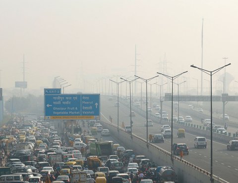 Penampakan polusi parah yang cekik warga New Delhi, India.