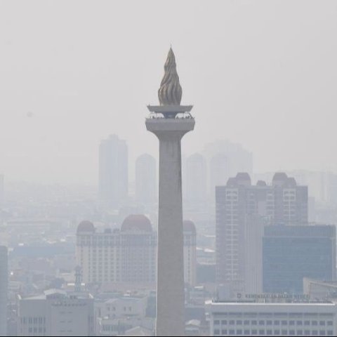 Polusi udara Jakarta pagi ini masuk kategori tidak sehat, menempati peringkat ke-18 dunia terburuk berdasarkan data IQAir, dengan angka PM2.5 yang mengkhawatirkan.