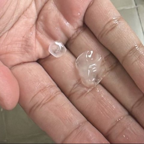 Hujan es mengguyur beberapa wilayah di Yogyakarta pada Selasa sore, dipicu oleh awan Cumulonimbus dan angin kencang, menandai cuaca ekstrem di masa peralihan musim.