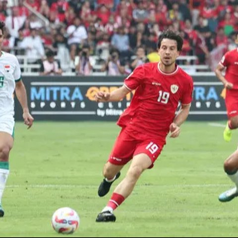 Pemain Timnas Indonesia, Thom Haye (tengah) berebut bola dengan dua pemain Irak, Ahmed Yahya (kiri) dan Amir Al-Ammari pada laga Grup F putaran kedua Kualifikasi Piala Dunia 2026 zona Asia