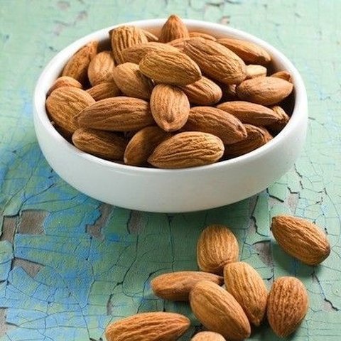 kacang almond (credit: Pinterest/mindbodygreen)