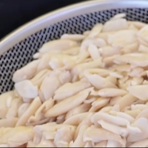 Tempe bisa dibuat dengan beragam jenis kacang. Coba buat tempe dari kacang kenari agar rasanya lebih lezat.