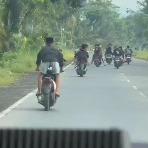Viral Remaja Ejek Polisi Sambil Naik Motor, Nangis Histeris Saat Ditangkap