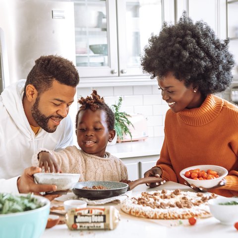 Simak beberapa sifat orang tua yang dapat diturunkan ke anaknya. (unsplash.com/Jimmy Dean)