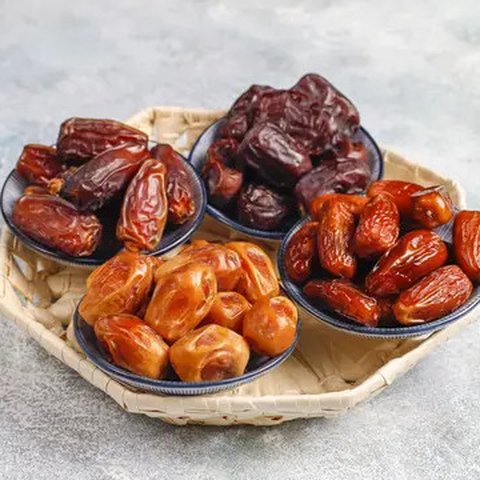 Potret variasi beberapa jenis kurma dalam satu piring/copyright freepik.com/azerbaijan_stockers