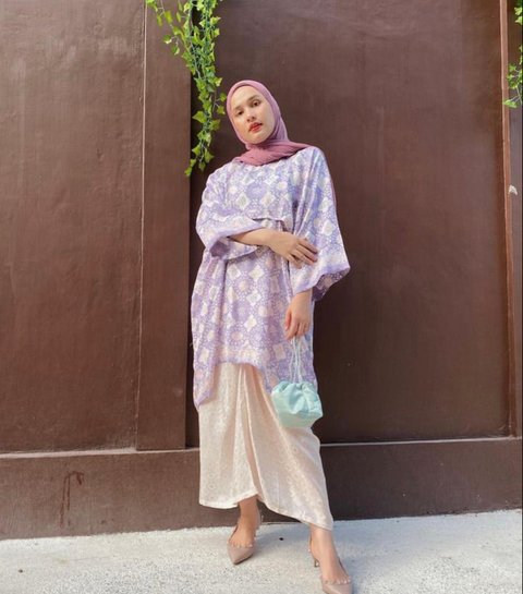 6.  Tunik batik modern warna lilac yang dipadukan dengan kain lilit seperti yang dikenakan Dwi Handayani ini juga tak kalah menarik untuk kondangan (Instagram/dwihandaanda).