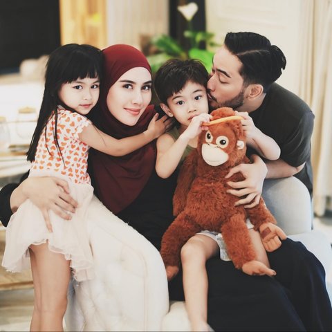 5 Potret Keharmonisan Keluarga Syahnaz Sadiqah dan Jeje Govinda yang Jauh dari Gosip Miring