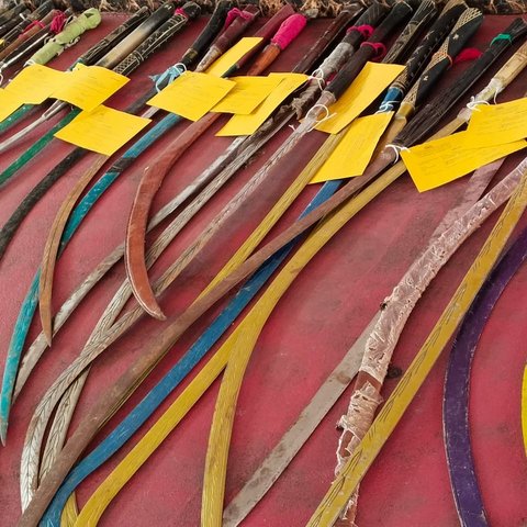 Polisi Gerebek Markas Gengster di Tanjung Priok, Ratusan Senjata Tajam dan Narkoba Disita