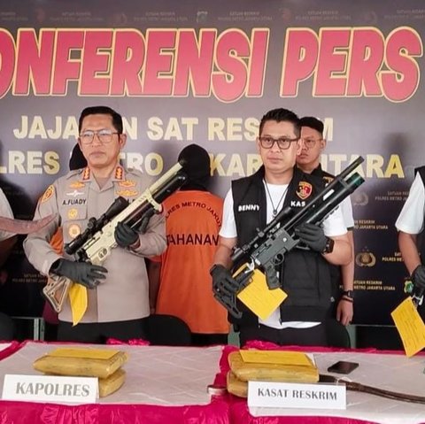 Polisi Gerebek Markas Gengster di Tanjung Priok, Ratusan Senjata Tajam dan Narkoba Disita