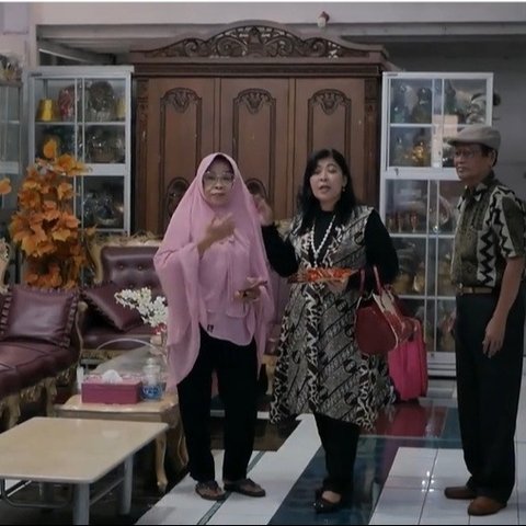 Selain sewakan kostum, Yati juga memiliki bisnis toko alat tulis yang terpampang di bagian depan kediamannya.