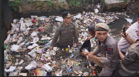 walikota depok supian nyemplung kali