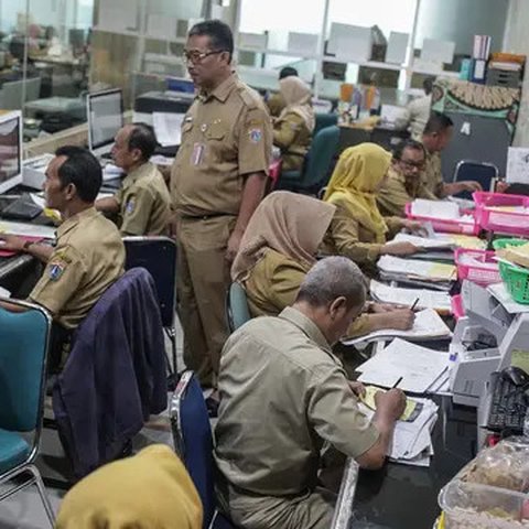 Sejumlah Pegawai Negeri Sipil (PNS) Pemprov DKI Jakarta melakukan tugas dinasnya di Balaikota, Jakarta, Senin (10/6/2019). PNS kembali berdinas di masing-masing instansinya pada hari pertama