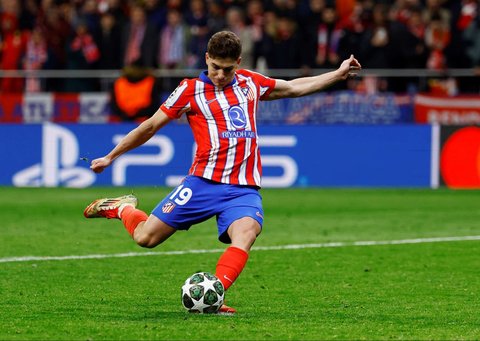 Penyerang Atletico Madrid, Julian Alvarez melakukan eksekusi tendangan penalti dalam pertandingan leg kedua 16 besar Liga Champions 2024/2025 melawan Real Madrid di Stadion Metropolitano, Madrid, Spanyol, Kamis (13/3/2025).