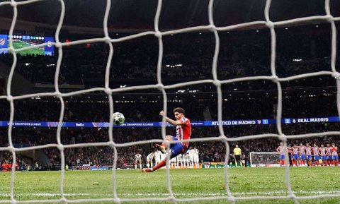 Pemain asal Argentina itu sempat tergelincir saat melakukan eksekusi. Namun, bola tetap meluncur deras bak gledek ke gawang Thibaut Curtois.