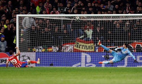 Awalnya, wasit Szymon Marciniak mengesahkan gol tersebut, yang sempat membuat pendukung Atletico Madrid bersorak. Namun, VAR segera melakukan peninjauan ulang dan memutuskan bahwa gol tidak sah.
