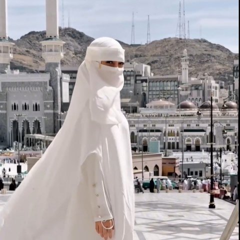 Meski Bercadar, Celine Evangelista Tetap Terlihat Cantik dan Anggun Pakai Gamis Putih saat Jalani Umrah Perdana