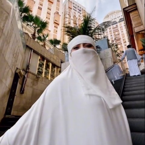 Meski Bercadar, Celine Evangelista Tetap Terlihat Cantik dan Anggun Pakai Gamis Putih saat Jalani Umrah Perdana