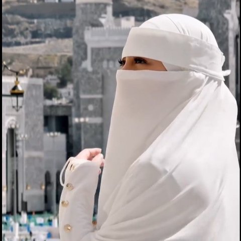 Meski Bercadar, Celine Evangelista Tetap Terlihat Cantik dan Anggun Pakai Gamis Putih saat Jalani Umrah Perdana