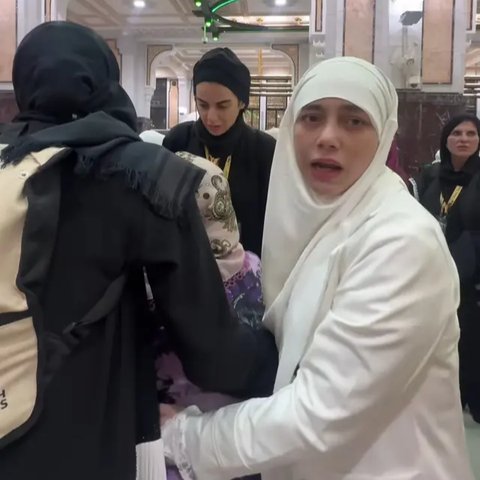 Tuai Pujian, Momen Celine Evangelista Bantu Ibu-Ibu Jatuh di Masjidil Haram