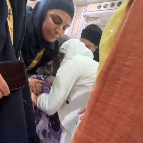 Tuai Pujian, Momen Celine Evangelista Bantu Ibu-Ibu Jatuh di Masjidil Haram