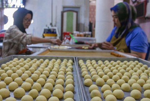 Pekerja membuat kue kering di industri rumahan Salzi Bakery, Depok, Jawa Barat, Jumat (14/3/2025).