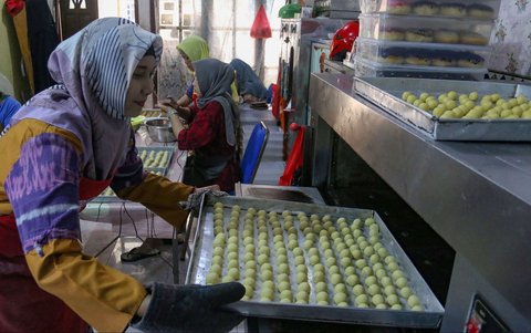 Pekerja membuat kue kering di industri rumahan Salzi Bakery, Depok, Jawa Barat, Jumat (14/3/2025).