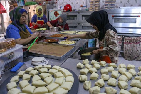 Pekerja membuat kue kering di industri rumahan Salzi Bakery, Depok, Jawa Barat, Jumat (14/3/2025).