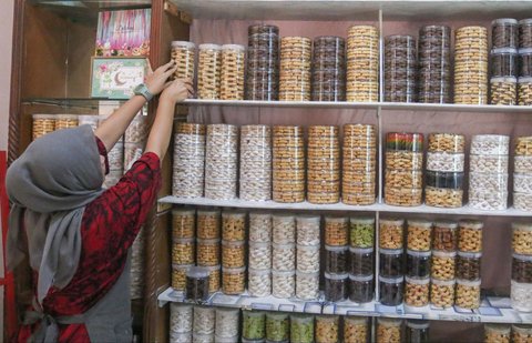 Pekerja menata kue kering yang siap dipasarkan di industri rumahan Salzi Bakery, Depok, Jawa Barat, Jumat (14/3/2025).