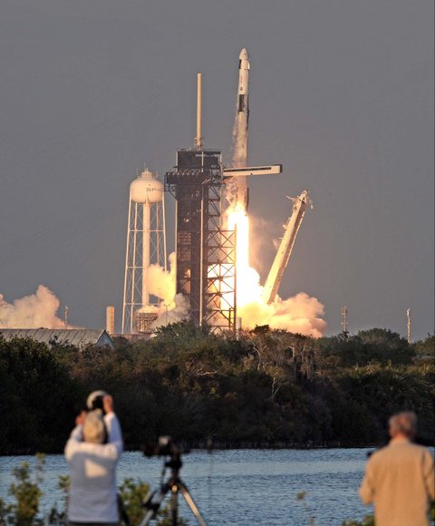 Roket SpaceX Falcon 9 dengan kapsul Crew Dragon Endurance yang membawa misi Crew-10 lepas landas di Kennedy Space Center NASA di Florida, AS  (14/03/2025).