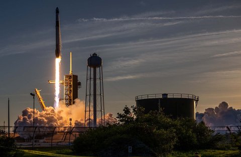 Roket SpaceX Falcon 9 dengan kapsul Crew Dragon Endurance yang membawa misi Crew-10 lepas landas di Kennedy Space Center NASA di Florida, AS  (14/03/2025).<br />AFP/ Getty Images/ Brandon Bell/