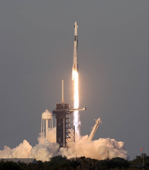 Roket SpaceX Falcon 9 dengan kapsul Crew Dragon Endurance yang membawa misi Crew-10 lepas landas di Kennedy Space Center NASA di Florida, AS  (14/03/2025).