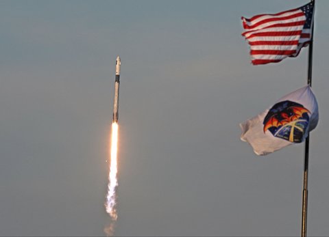 Roket SpaceX Falcon 9 dengan kapsul Crew Dragon Endurance yang membawa misi Crew-10 lepas landas di Kennedy Space Center NASA di Florida, AS  (14/03/2025).