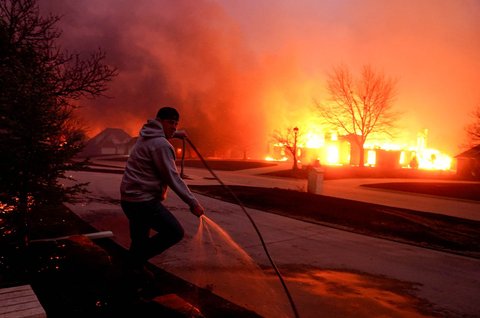 Kebakaran hutan yang merembet ke pemukiman warga di Oklahoma, AS, (14/03/2025).