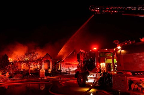 Kebakaran hutan yang merembet ke pemukiman warga di Oklahoma, AS, (14/03/2025).
