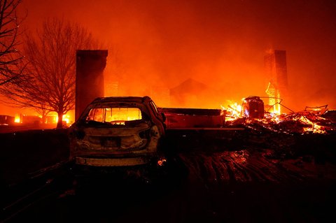 Kebakaran hutan yang merembet ke pemukiman warga di Oklahoma, AS, (14/03/2025).