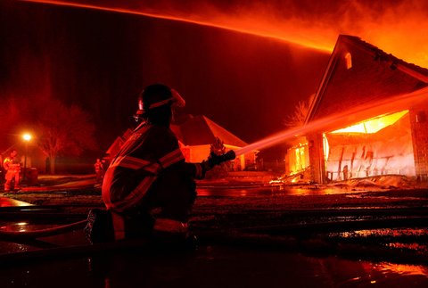 Kebakaran hutan yang merembet ke pemukiman warga di Oklahoma, AS, (14/03/2025).