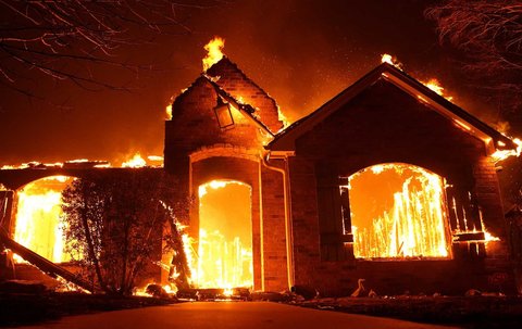 Kebakaran hutan yang merembet ke pemukiman warga di Oklahoma, AS, (14/03/2025).