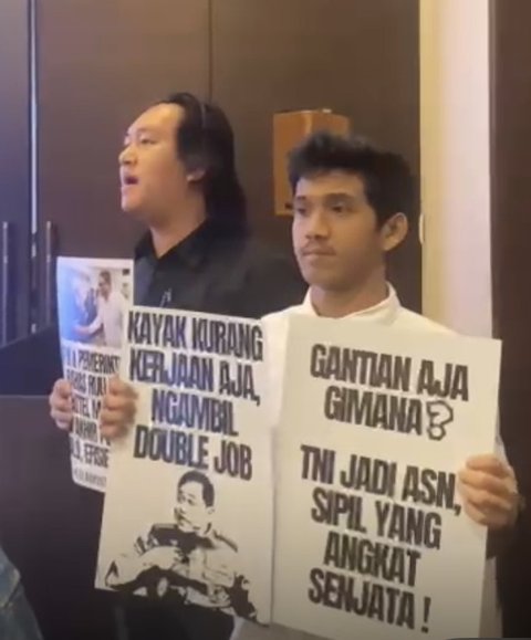 dua orang masuk ke rapat tertutup RUU TNI